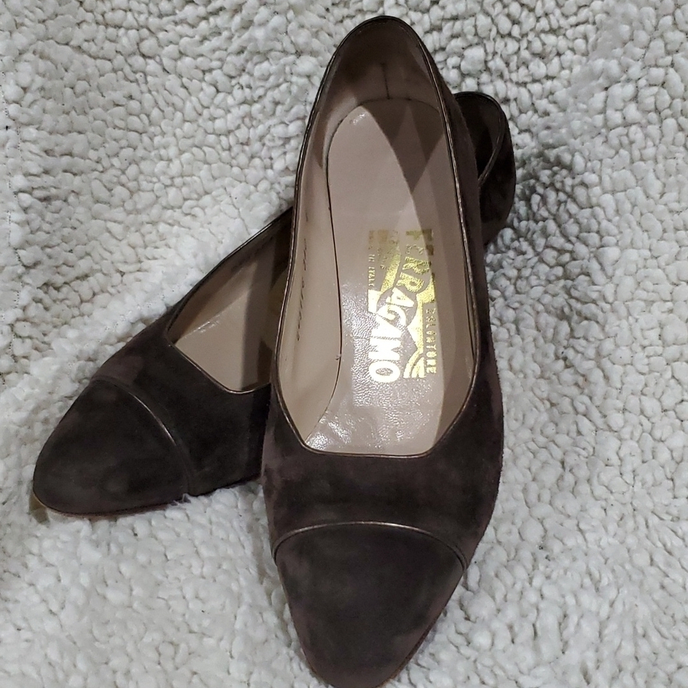 Salvatore Ferragamo brown suede kitten heel shoes 👠